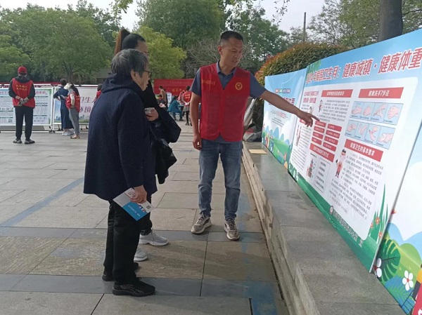 漯河市国防动员办公室积极参加爱国卫生月集中宣传活动